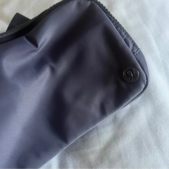 🆕 Lululemon OG Everywhere Belt Bag - Dusky Lavender - Picture 4 of 7
